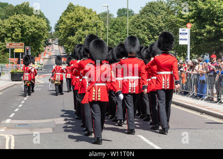 Die Grenadier Guards Parade um Aldershot Town in Hampshire, Großbritannien, in der Feier der Streitkräfte Tag, den 29. Juni 2019. Die Grenadier Guards sind eine der ältesten Regimenter in der Britischen Armee, spezialisiert auf leichte Infanterie, und sind bekannt für ihre roten Tuniken und bärenfellmützen. Stockfoto