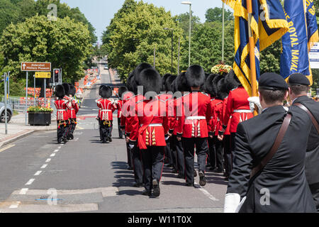 Die Grenadier Guards Parade um Aldershot Town in Hampshire, Großbritannien, in der Feier der Streitkräfte Tag, den 29. Juni 2019. Die Grenadier Guards sind eine der ältesten Regimenter in der Britischen Armee, spezialisiert auf leichte Infanterie, und sind bekannt für ihre roten Tuniken und bärenfellmützen. Stockfoto