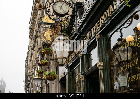 Die Royal Mile Taverne, High Street, Edinburgh an einem bewölkten Tag Stockfoto