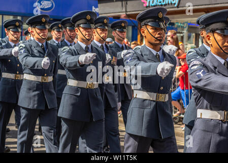 Tag der Streitkräfte, Salisbury, Wiltshire, Großbritannien. 29.. Juni 2019. Mitglieder des RAF-Regiments marschieren vor großen Menschenmassen in einer Parade. Stockfoto