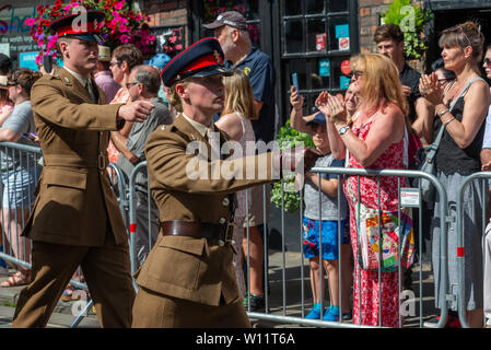 Tag der Streitkräfte, Salisbury, Wiltshire, Großbritannien. 29.. Juni 2019. Angehörige der Streitkräfte marschieren bei einer Parade vor großen Menschenmassen. Stockfoto