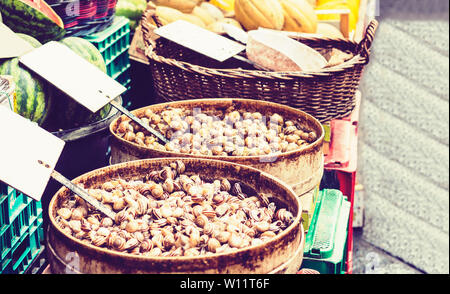 Raw Schnecken lebendig für den Verkauf in der Fischmarkt Pescheria von Catania, Sizilien, Italien Stockfoto