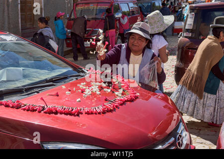 Automobil Segen, ein einzigartiges Ritual an der Basílica de Nuestra Señora in Copacabana, Bolivien Stockfoto