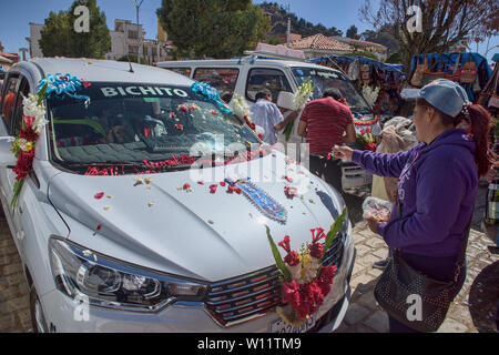 Automobil Segen, ein einzigartiges Ritual an der Basílica de Nuestra Señora in Copacabana, Bolivien Stockfoto