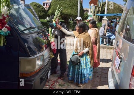 Automobil Segen, ein einzigartiges Ritual an der Basílica de Nuestra Señora in Copacabana, Bolivien Stockfoto