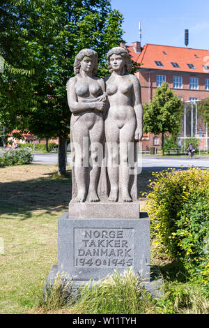 "Søstre" ( "Zwei Schwestern"), Granit Skulptur von Ørnulf Bast, 1949, mit der Inschrift "Norge takker Danmark 1940-1945' (Norwegen dank Dänemark …") Stockfoto