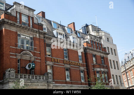 Moorfields Eye Hospital, rotes Backsteingebäude in die City Road London, Großbritannien Stockfoto