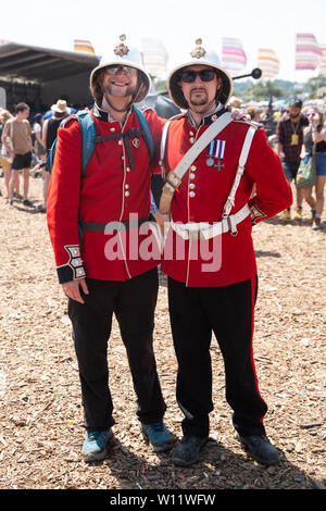 Zwei Männer, verkleidet als Soldaten an das Glastonbury Festival, würdig Bauernhof in Pilton, Somerset. Stockfoto