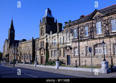 Bilder von Bootle Gebäude. Das Rathaus, die Christus Kirche & der Triade Gebäude Plus St Chads Kirche Kirkby und Huyton Pfarrkirche Huyton. Stockfoto