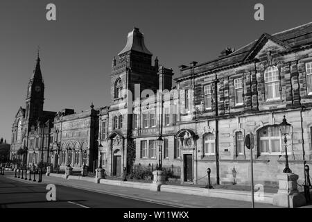 Bilder von Bootle Gebäude. Das Rathaus, die Christus Kirche & der Triade Gebäude Plus St Chads Kirche Kirkby und Huyton Pfarrkirche Huyton. Stockfoto