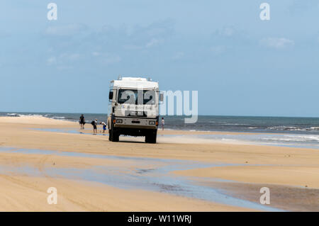 Ein tourist Tour Bus auf der zweispurigen Autobahn 75 km langen Sandstrand mit Blick auf die South Pacific Ocean auf Fraser Island in Queensland, Australien. Fraser Isla Stockfoto