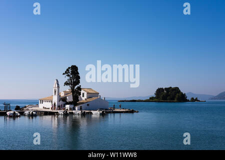 Insel Pontikonisi (Hintergrund) und Vlacherna Kloster (Vordergrund) in Korfu, Griechenland Stockfoto