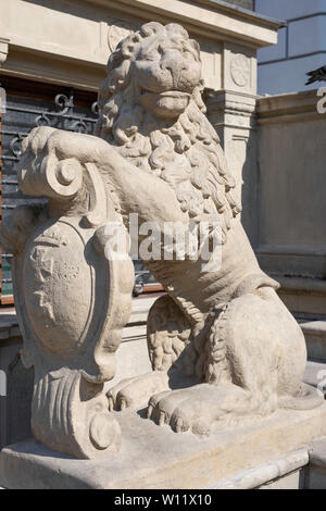 Antike Sandstein Skulptur - lion Statue vor dem Artushof, Danzig, Guard Symbol. Stockfoto