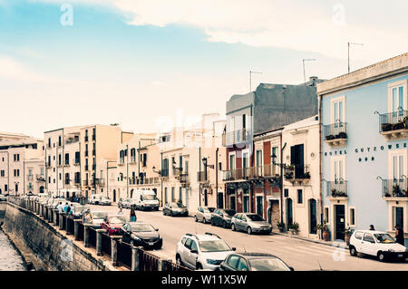 Syrakus (Siracusa), Sizilien, Italien - 12. August 2018: Alte Straße mit alten Gebäuden in Ortygia (Ortigia) Insel Stockfoto