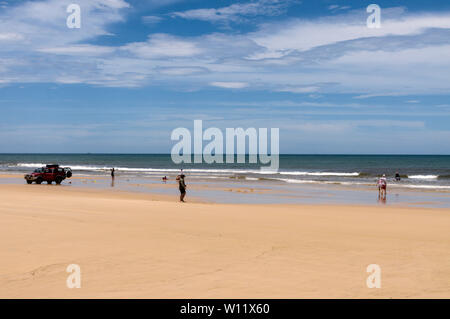 Familien Kämmen der Strand für Sand Muscheln für die Verwendung als Köder für Küste Angeln auf dem 75 km langen Sandstrand Autobahn auf Fraser Island, Queensland, Aust Stockfoto