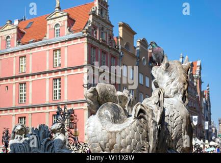 Taube auf eine Top der antiken Skulptur, Neptunbrunnen in Gdansk (Danzig) in Polen. Detail. Stockfoto