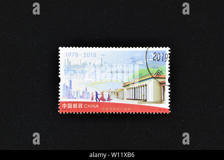 CHINA - ca. 2018: ein Stempel in China gedruckt zeigt 2018-34 40. Jahrestag der Reform und Öffnung (2-1), verteidigen die Banner, 120 fen, 50*30 mm s Stockfoto