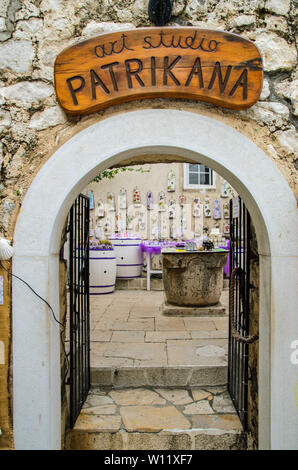 Insel Rab, Primorje-Gorski Kotar/Kroatien - 28. 08. 2014: Blick auf den Eingang zum Souvenirshop auf der Insel Rab. Touristen vor Ort Stockfoto