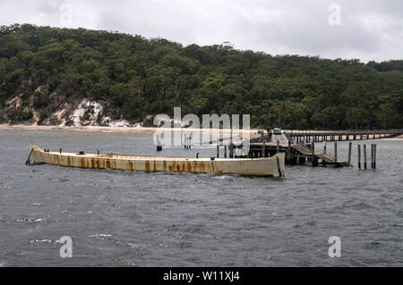 Ein angelegter Lastkahn in der Nähe der Mole in Kingfisher Resort auf Fraser Island, Queensland, Australien Fraser Island ist ein Weltkulturerbe und ist der weltweit Stockfoto