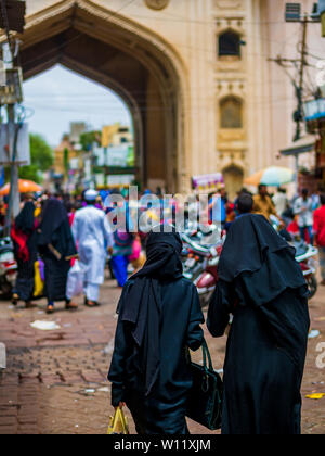 Hyderabad, Indien - 17. Juni 2019: Unidentifed muslimischen Frauen in Burka/Hijab in der Nähe von charminar Stockfoto