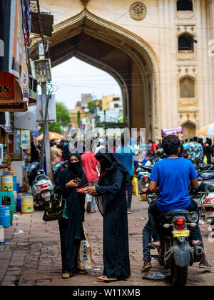 Hyderabad, Indien - 17. Juni 2019: Unidentifed muslimischen Frauen in Burka/Hijab in der Nähe von charminar Stockfoto