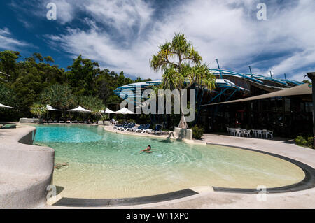 Die luxuriösen Kingfisher Bay Resort und Pool auf Fraser Island, Queensland, Australien Fraser Island ist ein Weltkulturerbe und ist der weltweit größte s Stockfoto