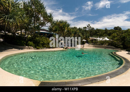 Die luxuriösen Kingfisher Bay Resort und Pool auf Fraser Island, Queensland, Australien Fraser Island ist ein Weltkulturerbe und ist der weltweit größte s Stockfoto