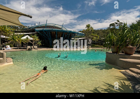 Die luxuriösen Kingfisher Bay Resort und Pool auf Fraser Island, Queensland, Australien Fraser Island ist ein Weltkulturerbe und ist der weltweit größte s Stockfoto