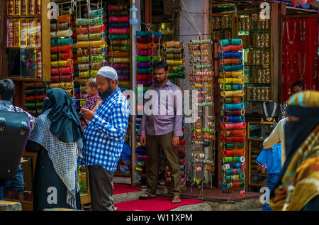 Hyderabad, Indien - 17. Juni 2019: Ladenbesitzer verkaufen armreifen, Laad Basar oder Choodi Basar ist eine sehr alte Markt populär für Armreifen in der Nähe von Char entfernt Stockfoto