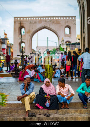 Hyderabad, Indien - 17. Juni 2019: Unidentifed muslimische Familie Gespräch am Handy an Charminar Stockfoto