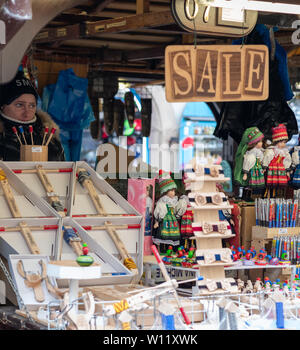 Eine weibliche verkauft Souvenirs und andere Schmuckstücke zu Touristen aus einem Stall mitten in Prag Stockfoto