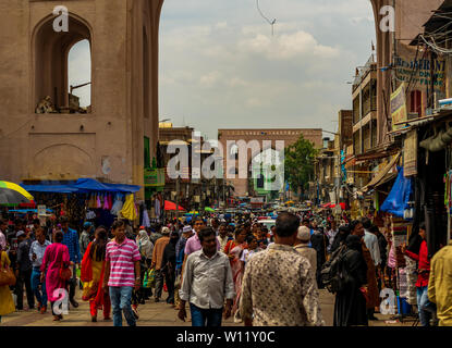 Hyderabad, Indien - 17. Juni 2019: Unbekannter Touristen in große Menschenmenge in Charminar Stockfoto