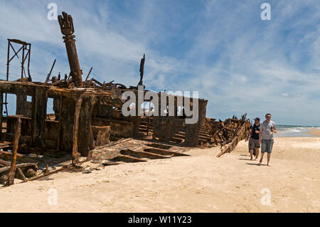 Das verrostete Schiffswrack eines Krankenhauses in Neuseeland, der SS Maheno, ist ein Wahrzeichen am 75 Meilen langen Strand mit Blick auf das Korallenmeer auf Fraser Island, Queensland Stockfoto