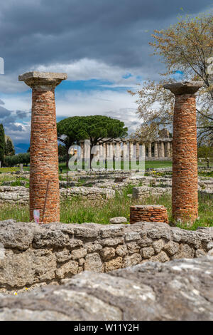 Die antiken griechischen Tempel der Athene oder Tempel der Ceres, C. 500 v. Chr., zwischen zwei gemauerten Säulen im archäologischen Park von Paestum, Italien Stockfoto