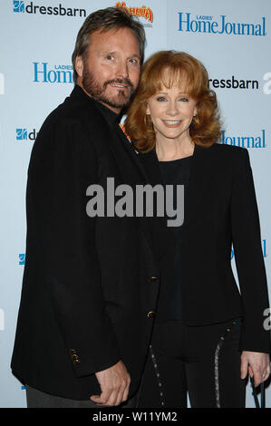 Reba McEntire und Ehemann Narvel Blackstock an den 2005 "Funny Damen Wir lieben' Awards gehalten an Perle in West Hollywood, CA. Die Veranstaltung fand am Donnerstag, 2. Februar 2005 statt. Foto von: SBM/PictureLux - Alle Rechte vorbehalten - Datei Referenz Nr. 33790-6501 SBMPLX Stockfoto