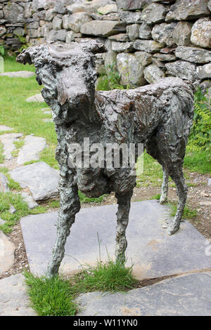 Bronze Skulptur von Gelert Gelert in der Nähe von Grab an Beddgelert im Snowdonia National Park, Gwynedd, Wales Stockfoto