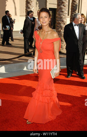 Rhona Mitra in der Primetime 2004 Creative Arts Emmy Awards - Ankunft im Shrine Auditorium in Los Angeles, CA. Die Veranstaltung fand am Sonntag, 12. September 2004. Foto von: SBM/PictureLux - Alle Rechte vorbehalten - Datei Referenz Nr. 33790-6591 SBMPLX Stockfoto