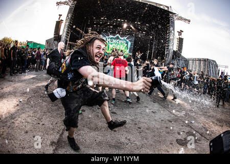 Kopenhagen, Dänemark - Juni 22., 2019. Heavy Metal Fans an einem der vielen Live Konzerte während der dänischen Heavy Metal Festival Copenhell 2019 in Kopenhagen. (Foto: Gonzales Foto - Peter Troest). Stockfoto