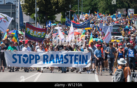 Ramstein Miesenbach, Deutschland. 29 Juni, 2019. Eine Demonstration Zug bewegt zu US Air Base Ramstein. Die Friedensbewegung demonstriert gegen die Militärbasis, die als Hub für die militärischen Operationen der Amerikaner angesehen wird. Credit: Oliver Dietze/dpa/Alamy leben Nachrichten Stockfoto