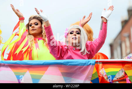 Menschen nehmen Teil an der CSD-Parade in Dublin. Stockfoto