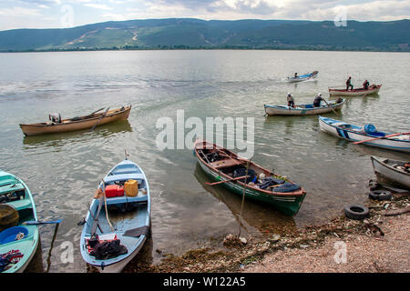 Bursa, Türkei - 18 Mai, 2007; Fischer sind prepairing Für die Fischerei auf ihr Boot in Uluabat See, Golyazi, Türkei Stockfoto