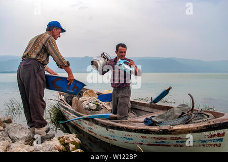 Bursa, Türkei - 26. Mai 2007; Fischer sind prepairing für Angeln Zeit an der Küste, Uluabat See, Bursa Stockfoto