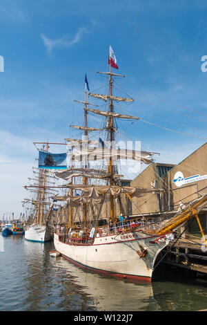 Hafen von Scheveningen, Niederlande - 23. Juni 2019: Hafen von Scheveningen mit hohen Schiff Europa während der Sail bei Besuch von Tall Ships Stockfoto