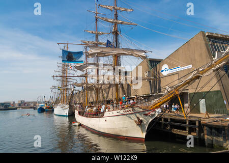 Hafen von Scheveningen, Niederlande - 23. Juni 2019: Hafen von Scheveningen mit hohen Schiff Europa während der Sail bei Besuch von Tall Ships Stockfoto