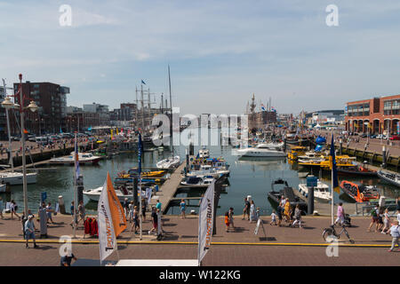 Hafen von Scheveningen, Niederlande - 23. Juni 2019: Hafen von Scheveningen während der Sail bei Besuch von Tall Ships Stockfoto