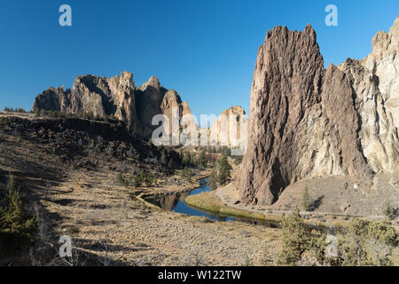 Tuff und Rhyolit Deich entlang der Crooked River bei Smith Rock State Park, Oregon. Basalt Lava auf der linken Seite. Stockfoto