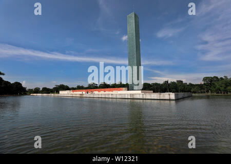 Dhaka, Bangladesch - 23. Juni 2019: Ein Blick auf die Swadhinata Stambha (Independence Monument) ist ein nationales Denkmal in Bangladesch die Hi zu gedenken. Stockfoto