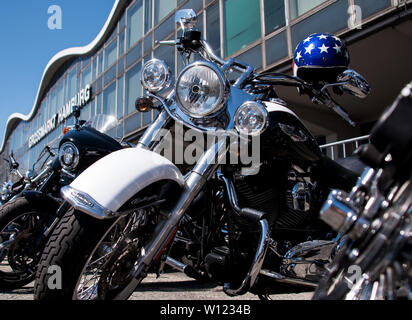 Hamburg, Deutschland. 29 Juni, 2019. Harley Davidson Motorräder werden auf dem Großhandelsmarkt während Harley Days 2019. Credit: Daniel Bockwoldt/dpa/Alamy leben Nachrichten Stockfoto