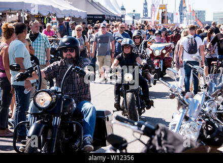 Hamburg, Deutschland. 29 Juni, 2019. Harley Davidson Motorräder werden auf dem Großhandelsmarkt während Harley Days 2019. Credit: Daniel Bockwoldt/dpa/Alamy leben Nachrichten Stockfoto