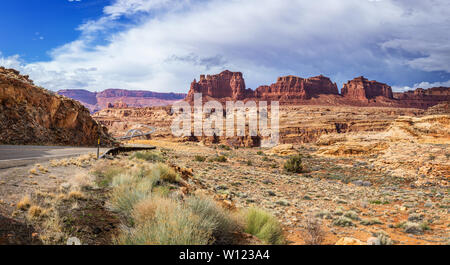 Die hite Crossing Brücke ist eine Bogenbrücke, die Utah State Route 95 über den Colorado River nordwestlich von Blanding, Utah, United States Stockfoto